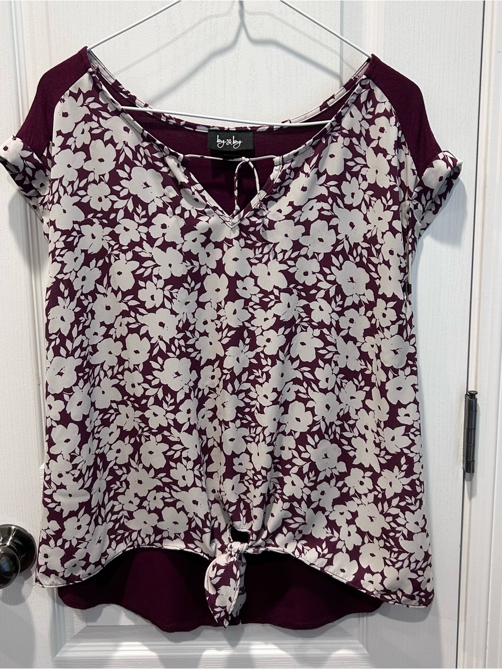 By & By Women’s Short Sleeve Tie Front Know Bottom Burgundy Floral Size LG Top
